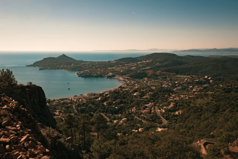 moustachesenvadrouille-sabinekley-france-cote-azur-rastel-agay-randonnee-facile-baie