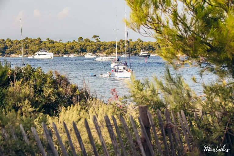 moustachesenvadrouille-sabinekley-voyage-france-cannes-iles-lerins-saint-honorat-vue-sainte-marguerite